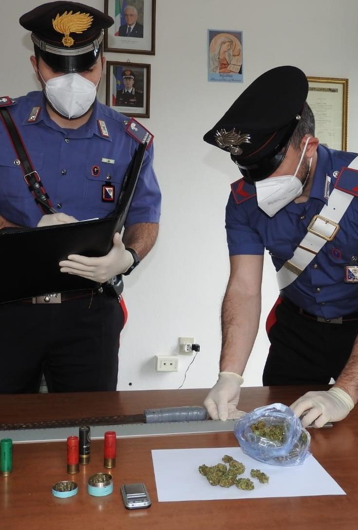 Due denunciati per marjuana e munizioni