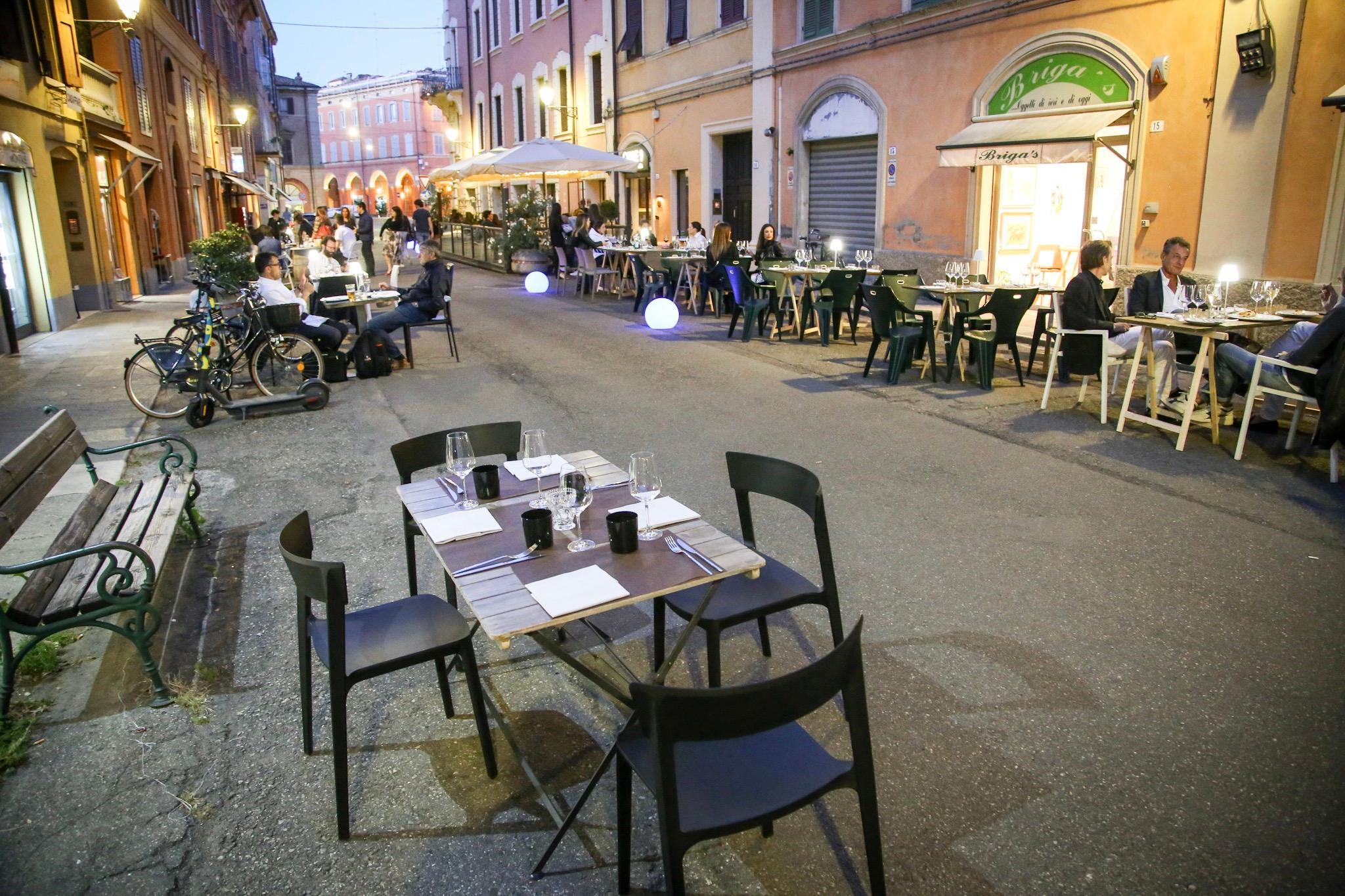Modena I tavolini sotto le stelle ridanno vita al centro «Qui si resta incantati» 