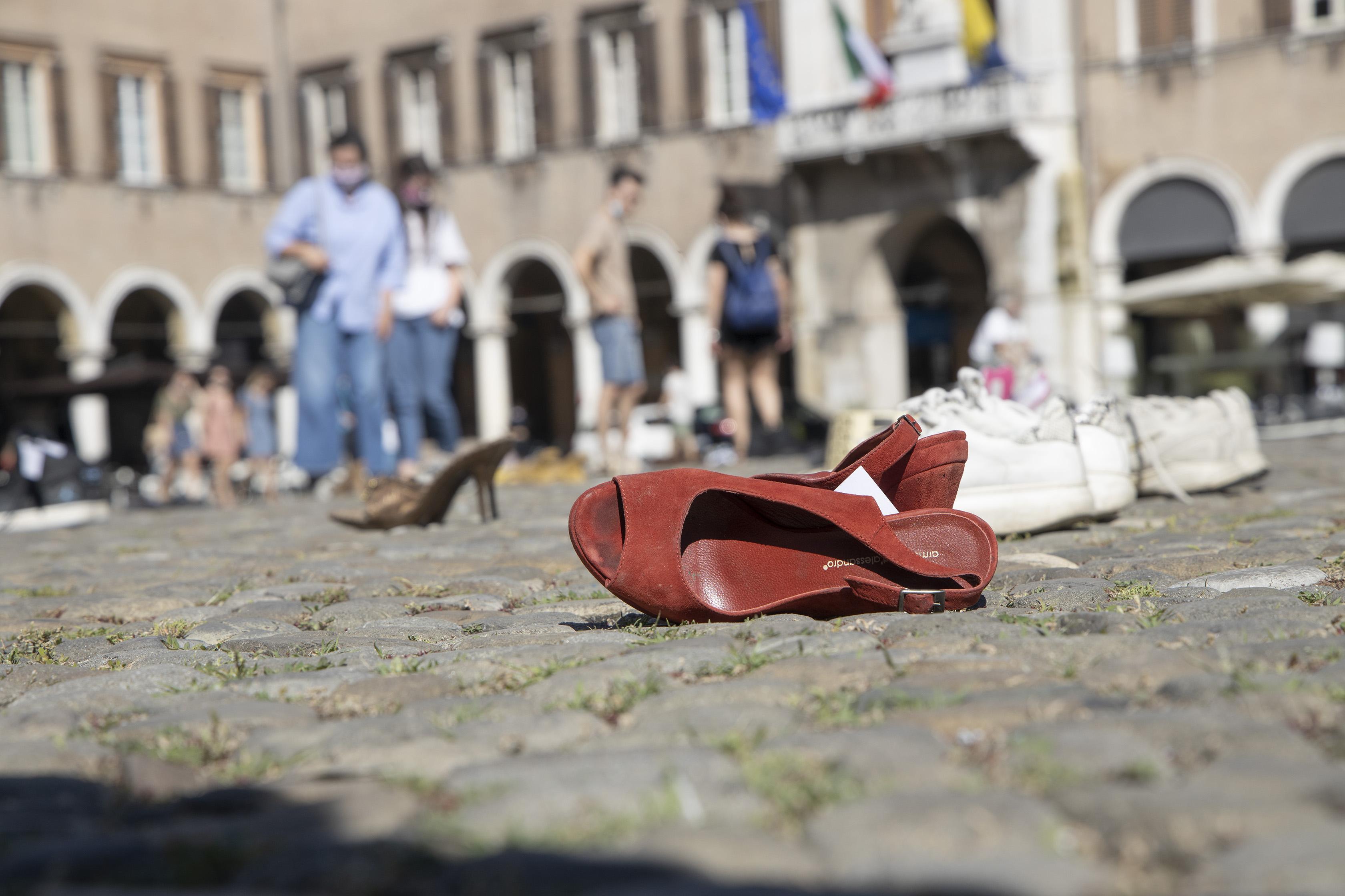 Modena Rifugiati, una piazza piena di scarpe per ricordare il cammino più difficile