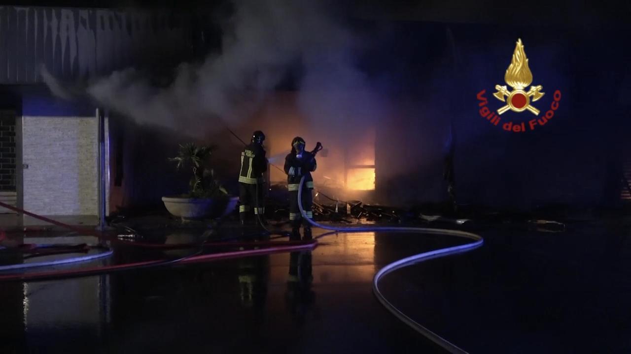 Cagliari, gigantesco incendio in viale Elmas: a fuoco un capannone 