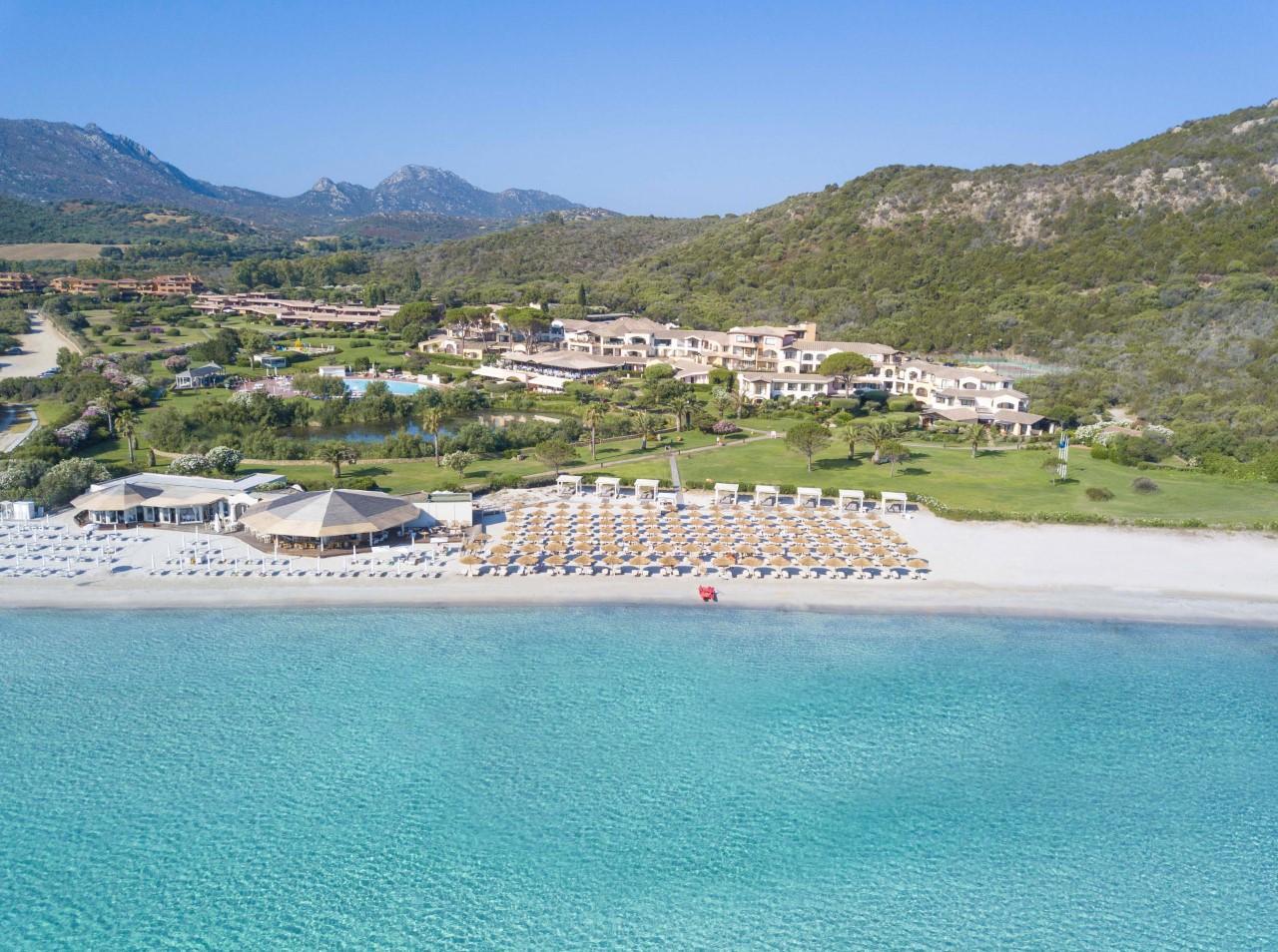 La spiaggia di Marinella con alle spalle il resort Abi d'Oru