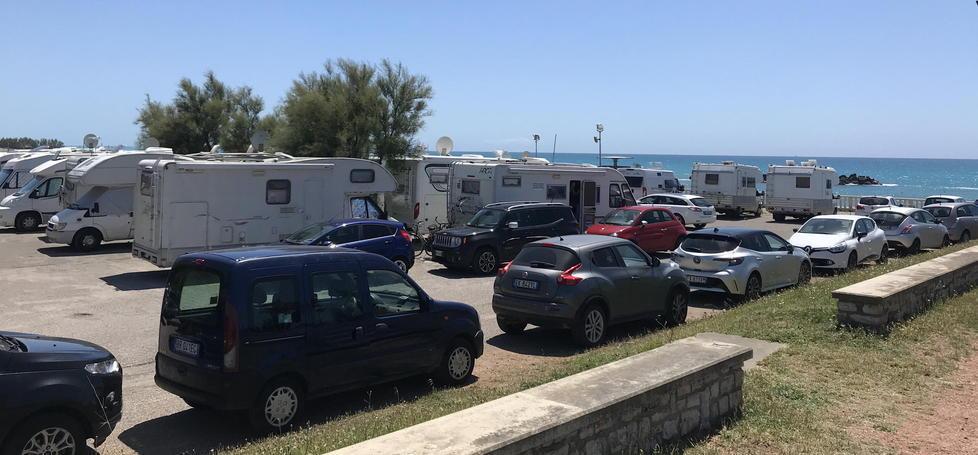 Camper in sosta nel parcheggio sul lungomare