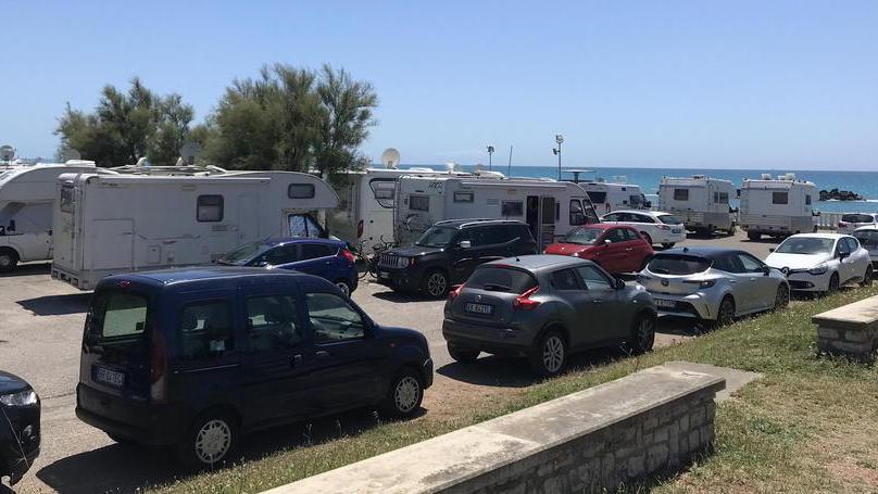 Camper in sosta nel parcheggio sul lungomare