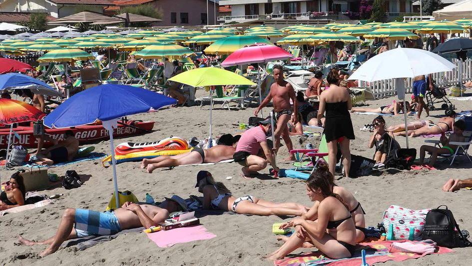 La spiaggia libera vicino alla guardia di finanza sabato 20 giugno