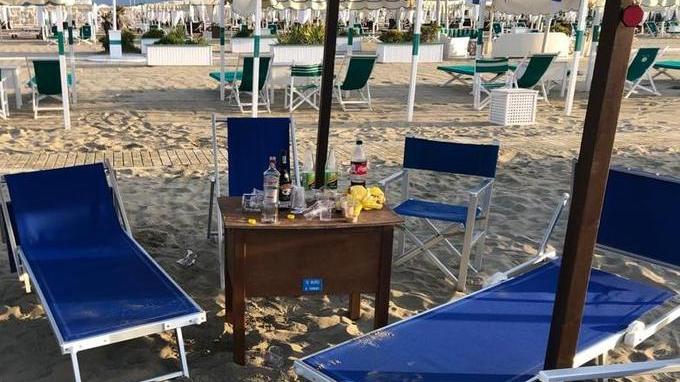 Sdraio gettate in mare e bivacchi sotto le tende: movida selvaggia sulla spiaggia di Marina
