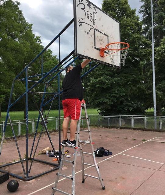 Davide Leoni mentre monta uno dei nuovi canestri al campetto del Noce, alla Canalina