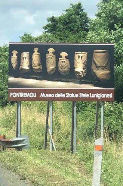 Promozione turistica: cartelli delle Statue Stele piazzati sull’A/15