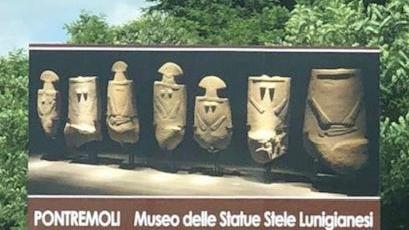 Promozione turistica: cartelli delle Statue Stele piazzati sull’A/15