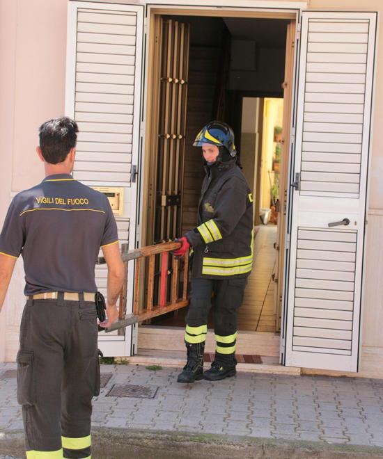 I vicini intervengono in un incendio in corte