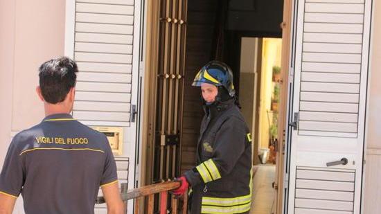 I vicini intervengono in un incendio in corte