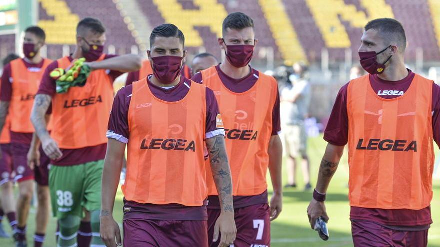 Mascherine, termometri e regole a dir poco ridicole Che tristezza questo calcio