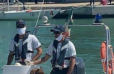 Motore in avaria Tre persone portate in salvo 