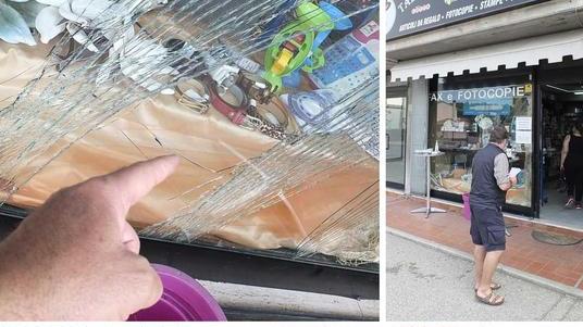 Dopo la spaccata costretti alla fuga, danni alla tabaccheria