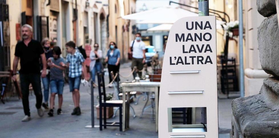 Gel igienizzante per i passanti lungo via Guasti 