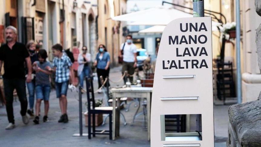 Gel igienizzante per i passanti lungo via Guasti