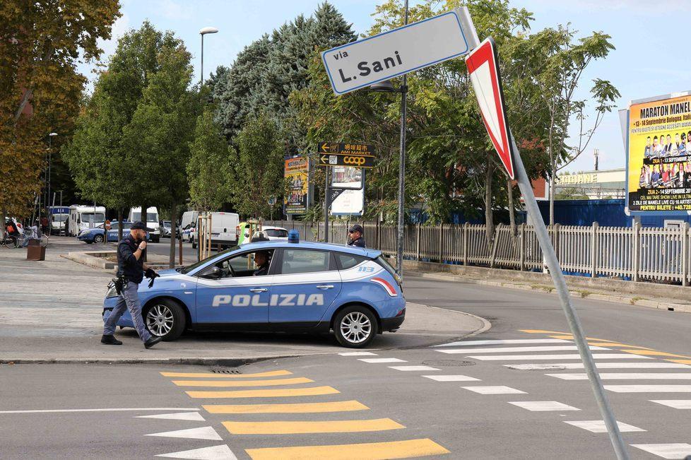 Gli puntano il coltello alla gola per arraffare soldi e telefonino 
