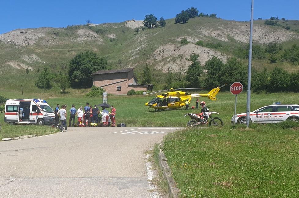 Cade con la moto grave un 23enne 