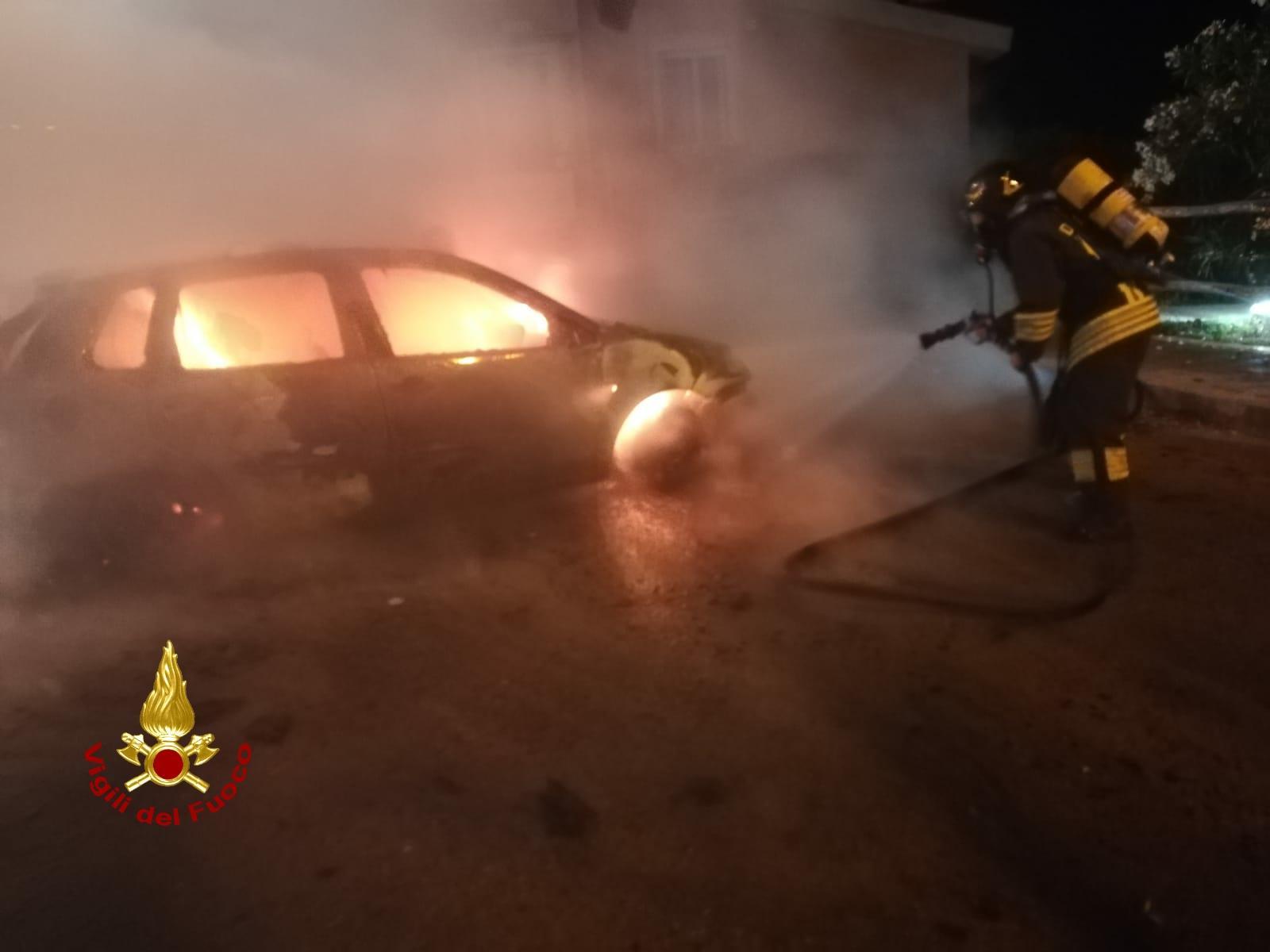 Sorso, incendio distrugge un'auto in viale Europa