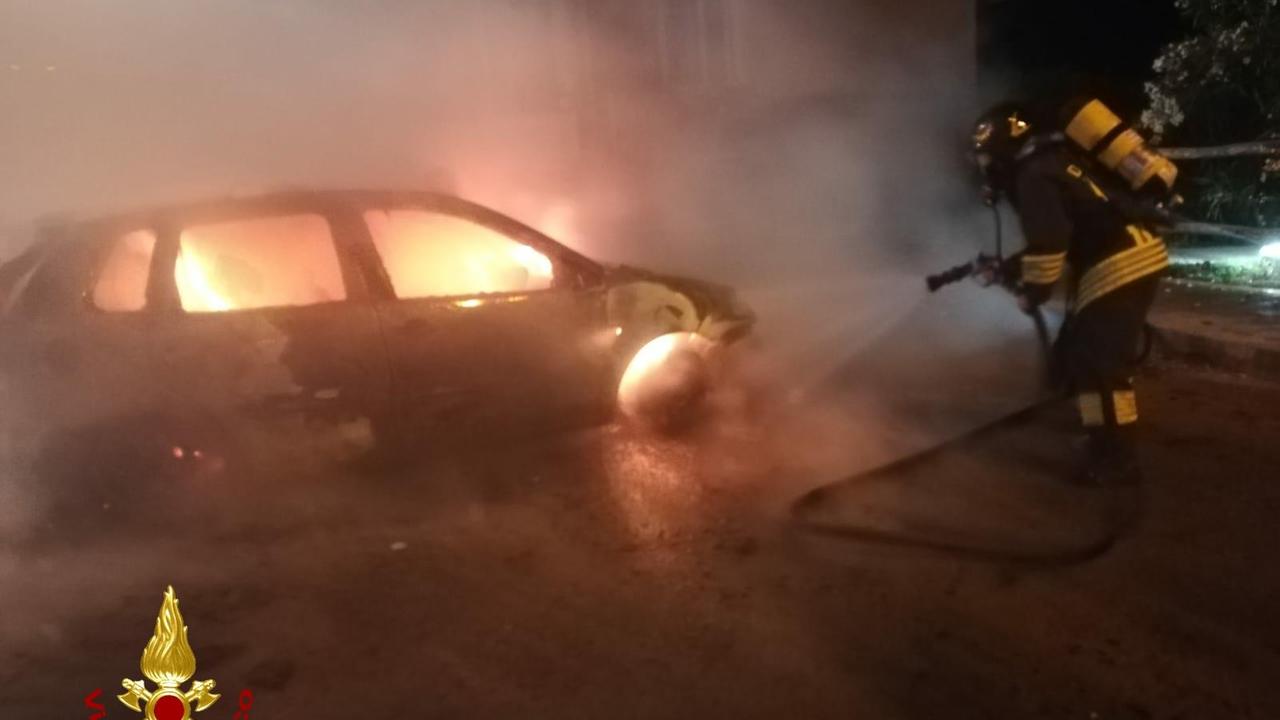 Sorso, incendio distrugge un'auto in viale Europa
