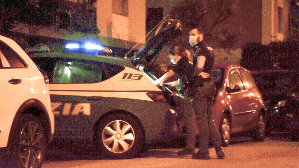 Stroncata da un malore a 81 anni mentre passeggia in via Manasse