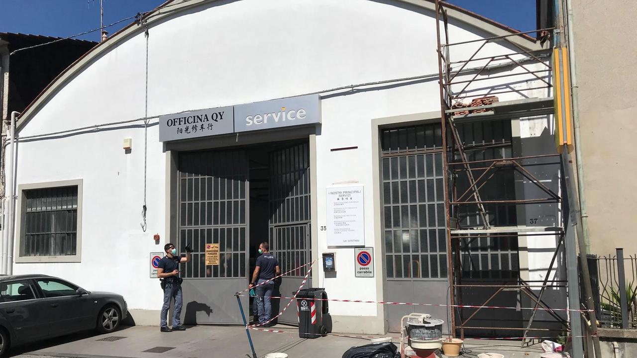 L'intervento della polizia all'autofficina di via Goito dove è avvenuto l'infortunio mortale (foto Batavia)