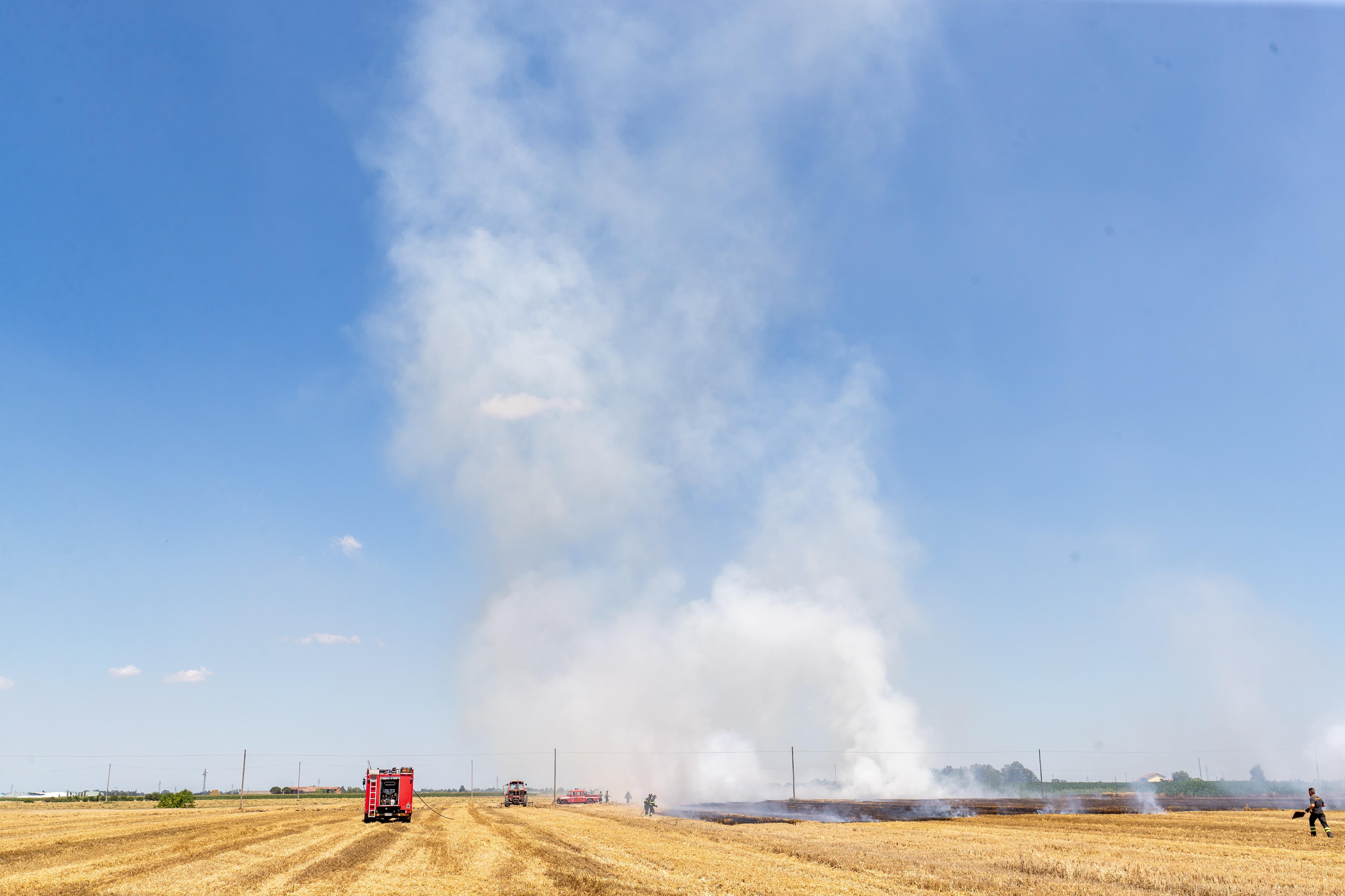 Campo di stoppie a fuoco vicino alla ferrovia a Voghiera
