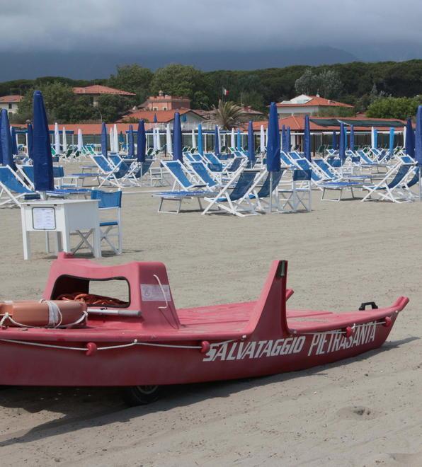 Al Bagno Pietrasanta si può di nuovo condividere l’ombrellone 