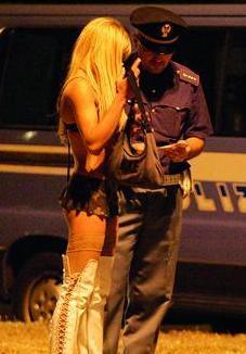 Prostituta cacciata due volte da Reggio resta e viene assolta «Non è un reato» 