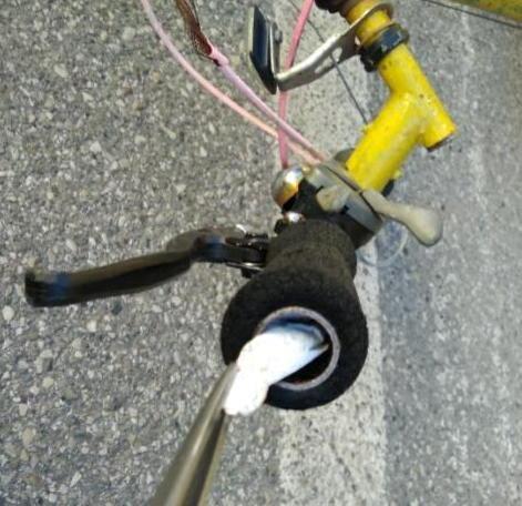 Il sacchetto con le tre dosi di eroina che spunta dal manubrio delle bicicletta