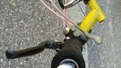 Il sacchetto con le tre dosi di eroina che spunta dal manubrio delle bicicletta