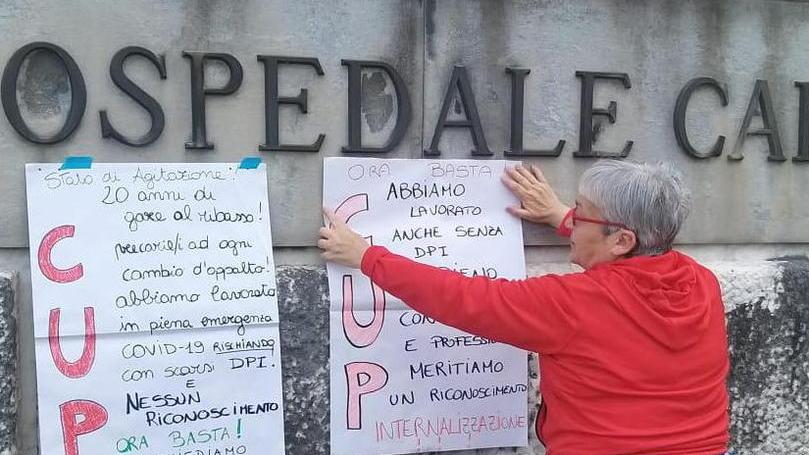 Lavoratori dei Cup protestano davanti alla direzione dell’Asl