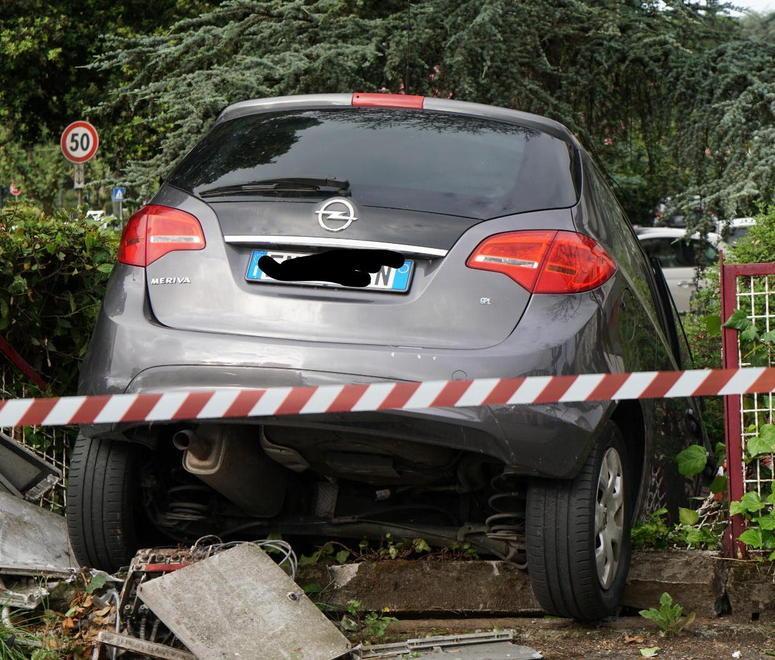 Viale Roma, automobile finisce nel giardino