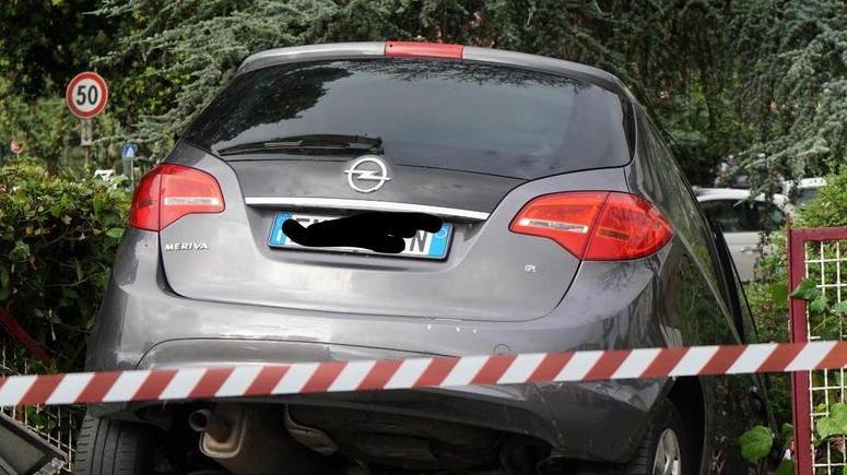 Viale Roma, automobile finisce nel giardino