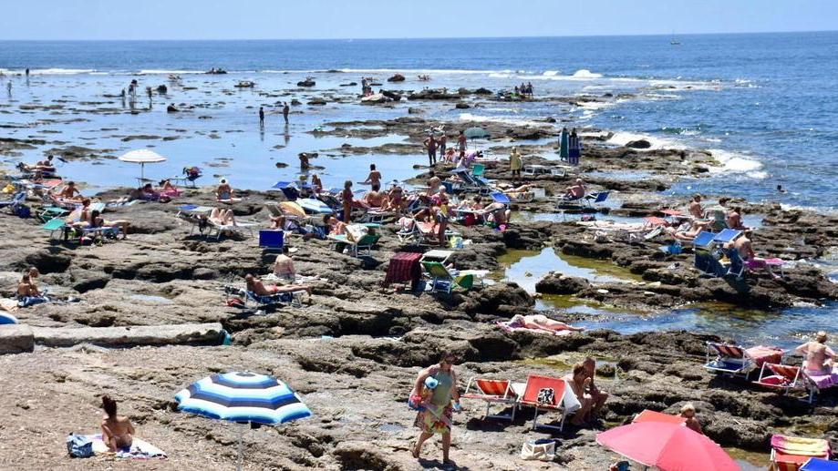 Vicini e scatenati, la voglia di mare sconfigge l’ombra lunga del virus