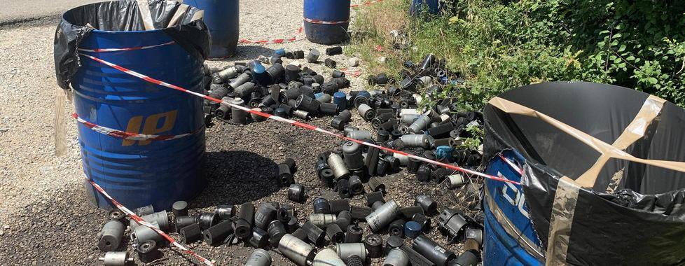 Filtri di olio abbandonati al bordo della strada