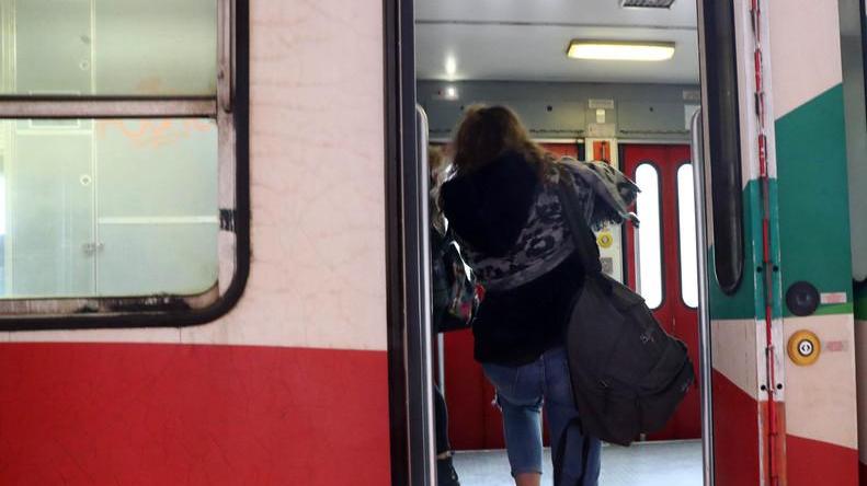 Ferrara-Suzzara utenti contro i treni «Affollati e sporchi»