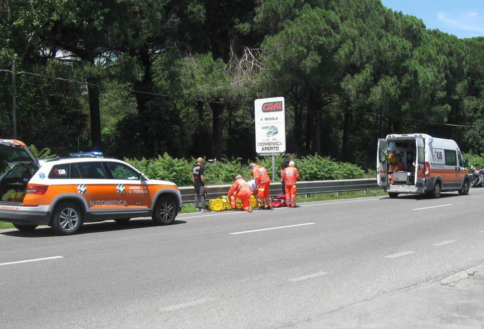 Scivola dalla moto e rovina sull’asfalto Ferita una 34enne