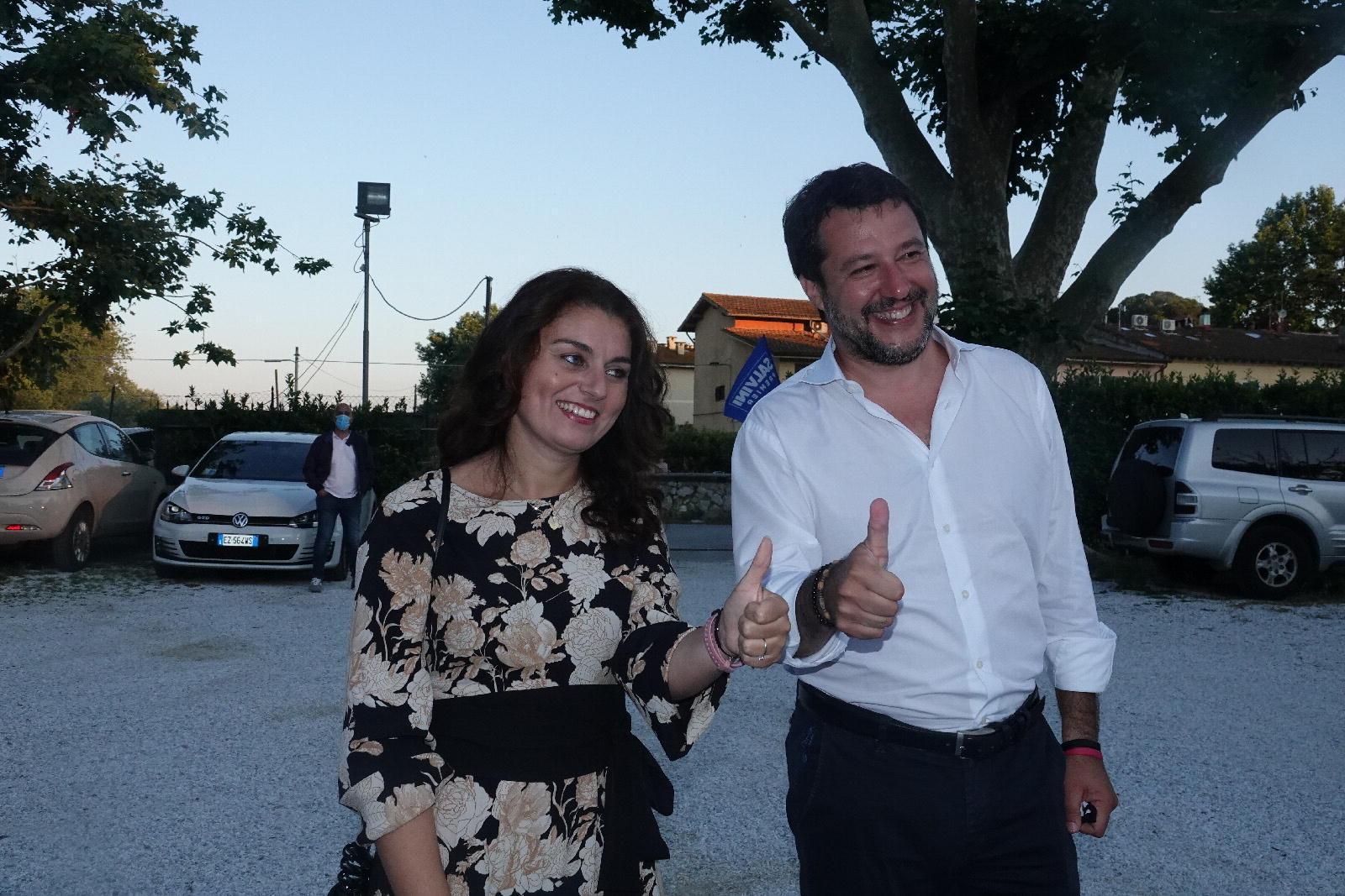 L'abbraccio con Salvini, la cena da "Fiaschetto" e le prime promesse: parte così la sfida di Ceccardi a Giani 