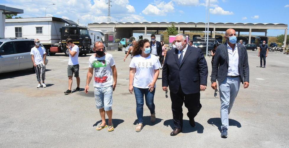 Sistemato il piazzale che ospita i giostrai: «Che bello vedere i nostri figli giocare» 