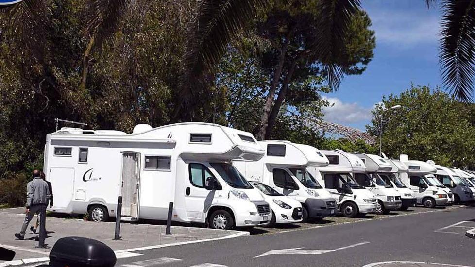 Restyling totale delle aiuole pubbliche a Marina di Carrara. E i camper non potranno più sostare