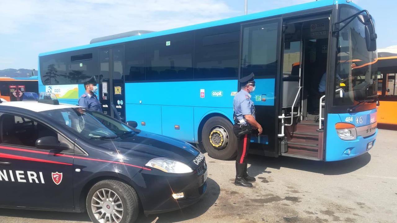 Carabinieri controllano un mezzo pubblico di trasporto