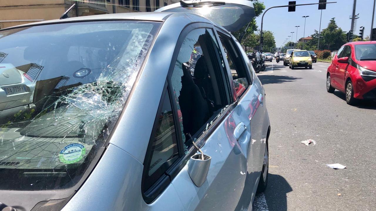 L'auto danneggiata (foto Dario Marzi)