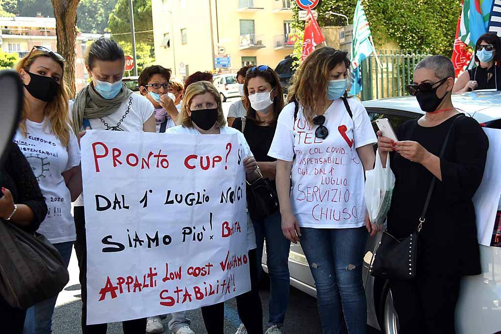 La protesta degli operatori del Cup: «Durante l’emergenza eroi, adesso rischiamo il posto di lavoro» 