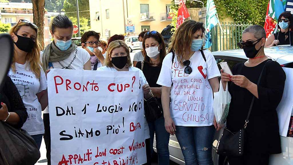 La protesta degli operatori del Cup: «Durante l’emergenza eroi, adesso rischiamo il posto di lavoro»
