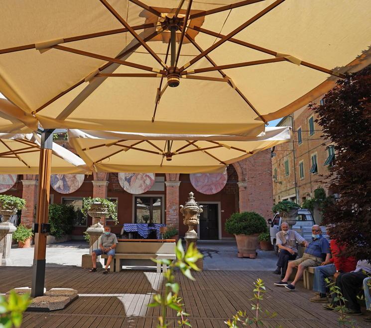 I maxi ombrelloni piazzati sulla pedana nel centro storico di Peccioli  (Foto Franco Silvi)
