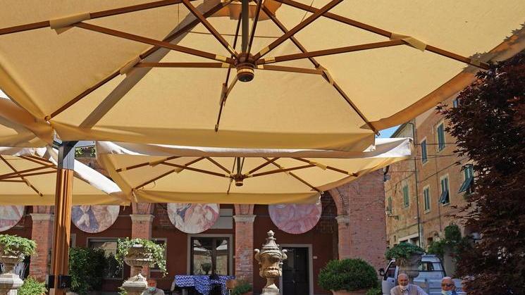 I maxi ombrelloni piazzati sulla pedana nel centro storico di Peccioli (Foto Franco Silvi)