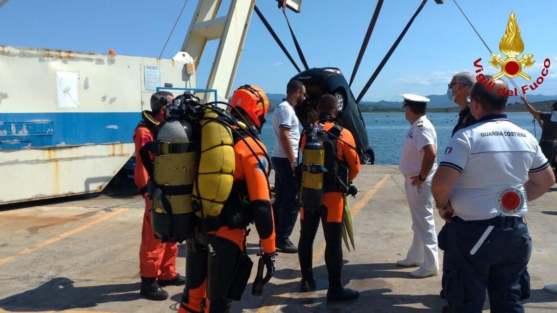 Olbia, finisce in mare con l'auto: salvato da alcuni giovani