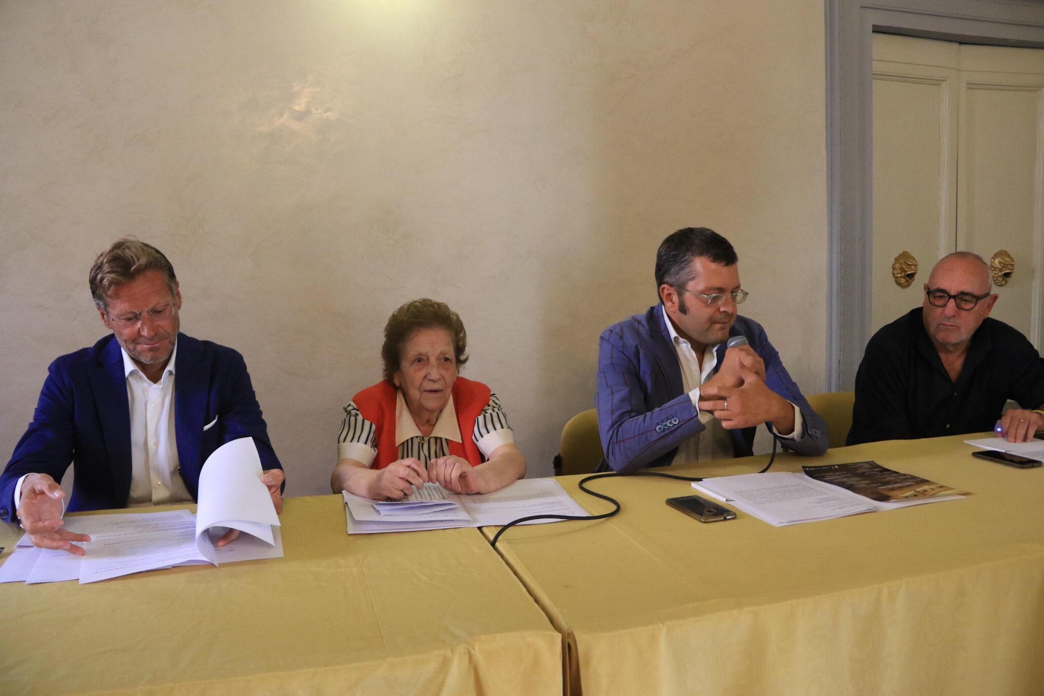 Maurizio Nardi insieme a Roberta Betti e all'assessore Simone Mangani nel 2018