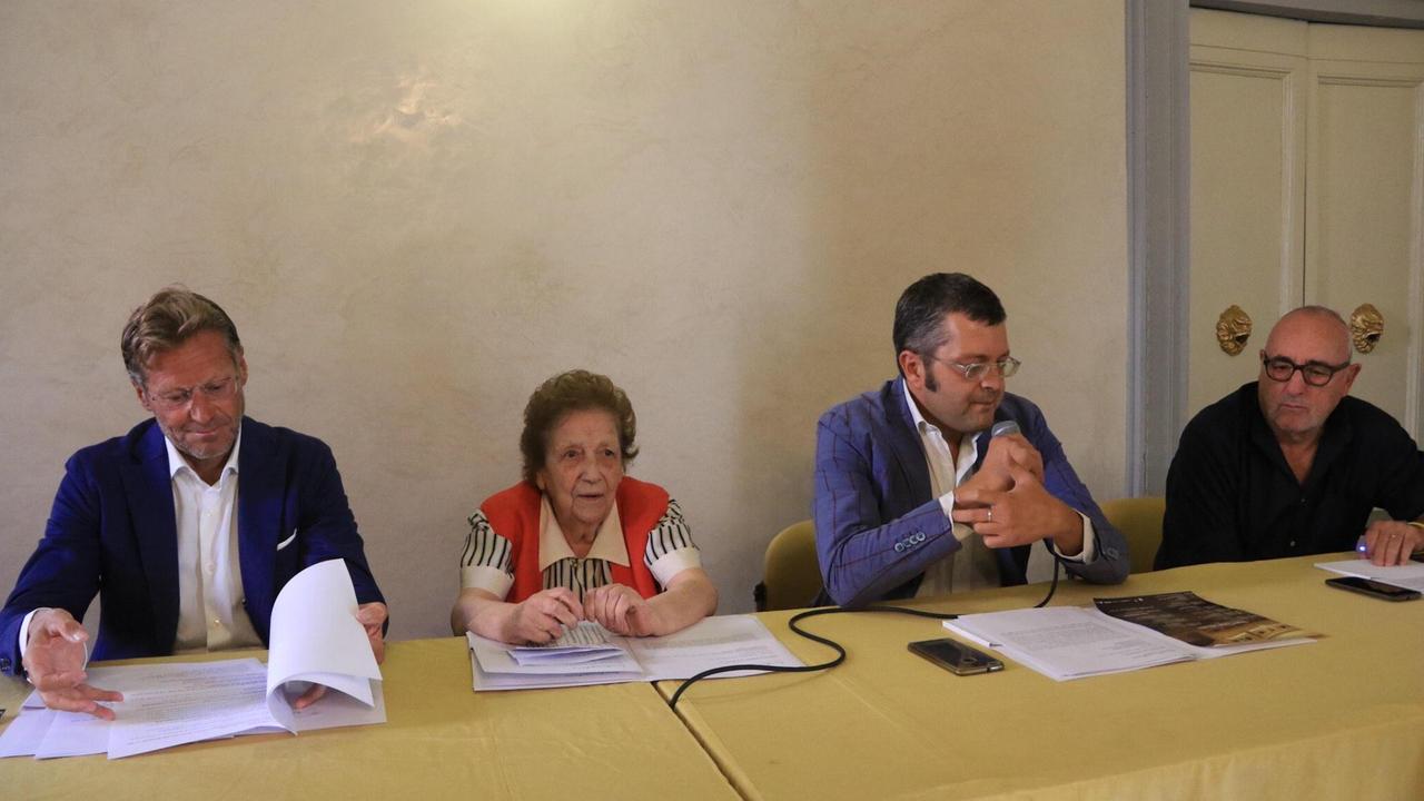 Maurizio Nardi insieme a Roberta Betti e all'assessore Simone Mangani nel 2018