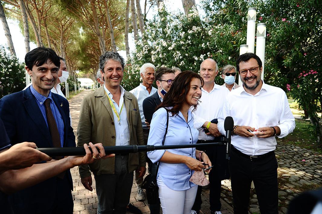 Salvini e Ceccardi nell'incontro con Coldiretti a Marina di Bibbona (Foto Michele Falorni)
